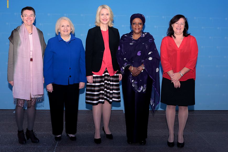 Manuela Schwesig mit weiteren Rednerinnen auf der Eröffnung der Konferenz zur VN-Sicherheitsratsresolution 1325