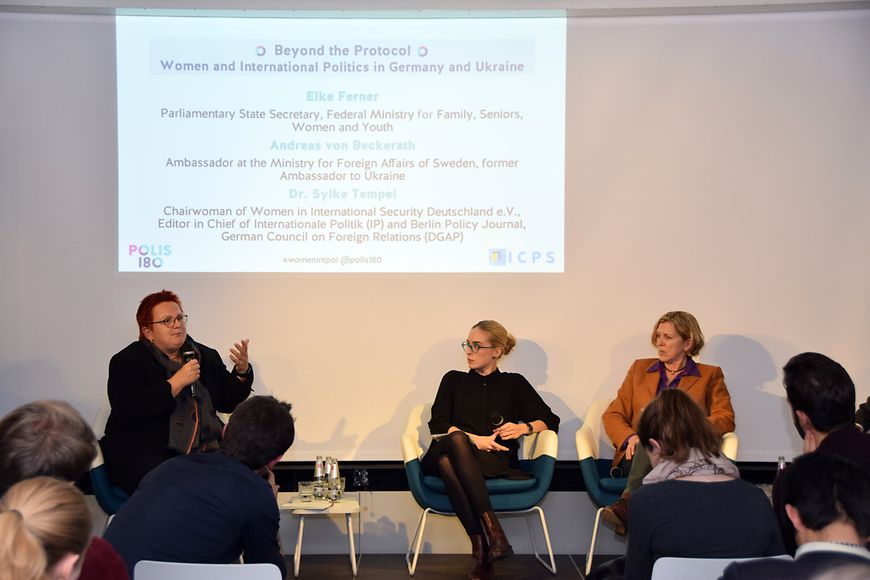 Neuer InhaltElke Ferner diskutiert auf dem Podium Zum Abschluss der Workshopreihe Besond the Protocol