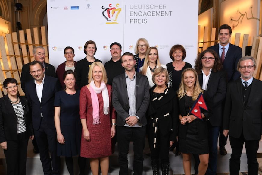 Gruppenfoto: Manuela Schwesig mit den Preisträgerinnen und Preisträgern