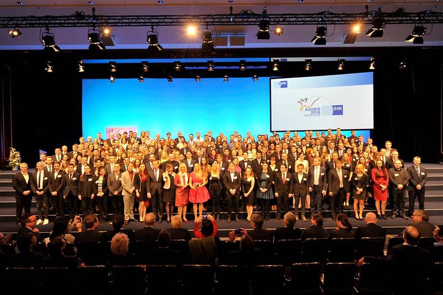 Gruppenbild mit den 219 Preisträgerinnen und Preisträgern