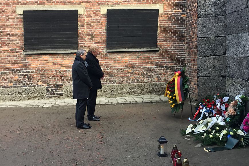 Staatssekretär Dr. Ralf Kleindiek mit Generalkonsul Dr. Michael Groß bei der Kranzniederlegung