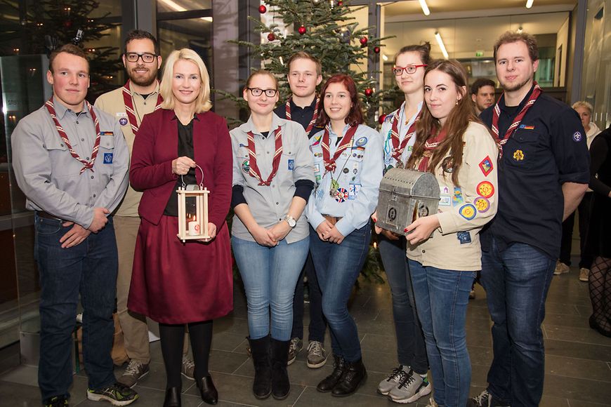  Gruppenbild mit Manuela Schwesig, Pfadfindern und dem Friedenslicht