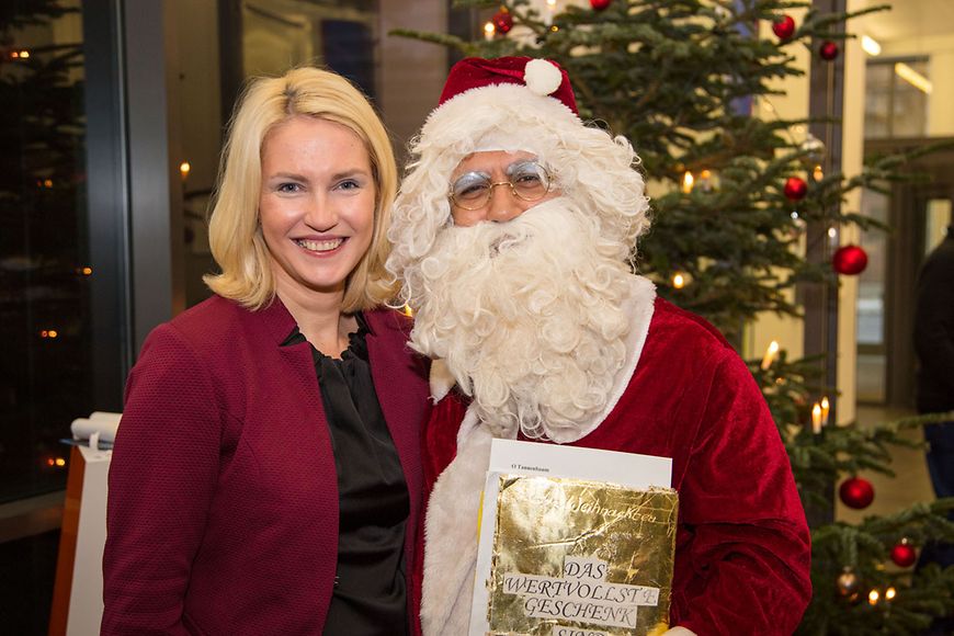 Manuela Schwesig mit dem Weihnachtsmann