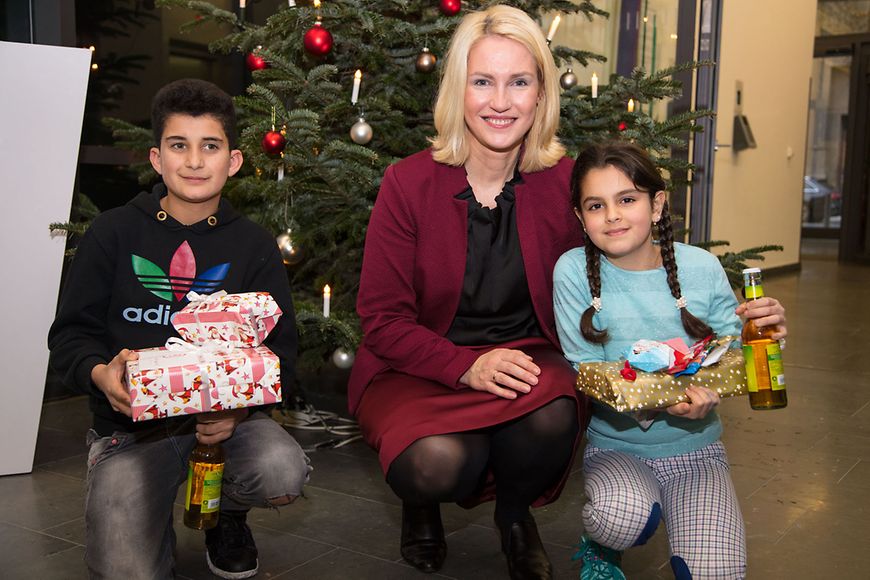  Manuela Schwesig überreicht Geschenke an geflüchtete Kinder und Jugendliche 
