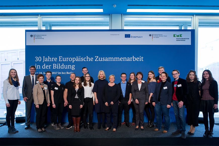 Manuela Schwesig mit Teilnehmenden der Jubiläumsfeier des Programms Erasmus+