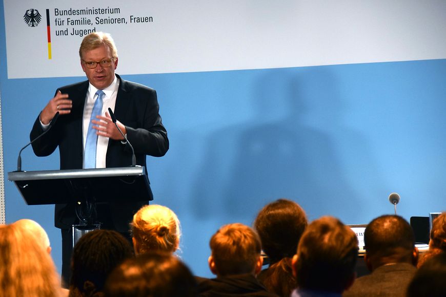 Dr. Ralf Kleindiek spricht auf der Fachkonferenz von TERRE DES FEMMES