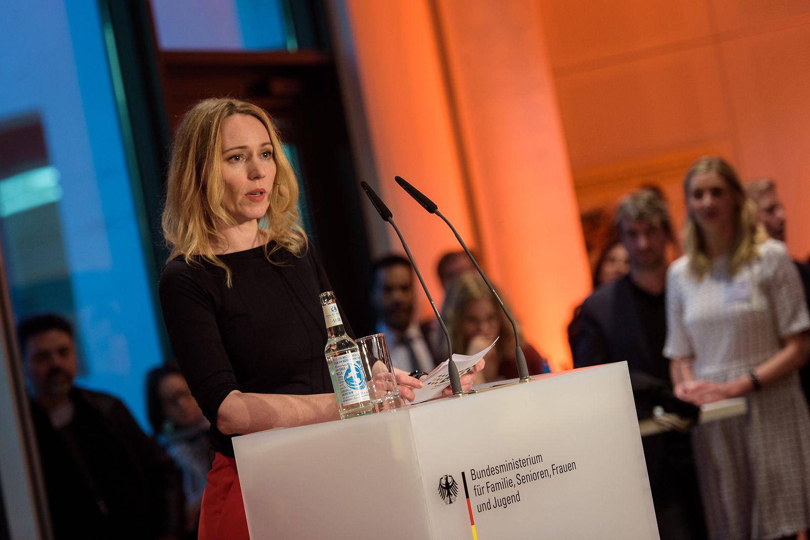 Schauspielerin Julia Beerhold spricht zu Lohngerechtigkeit in der Film- und Fernsehbranche