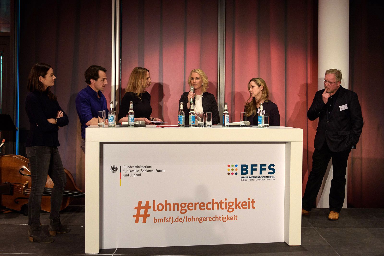 Schauspielerinnen und Schauspieler im Gespräch mit Manuela Schwesig