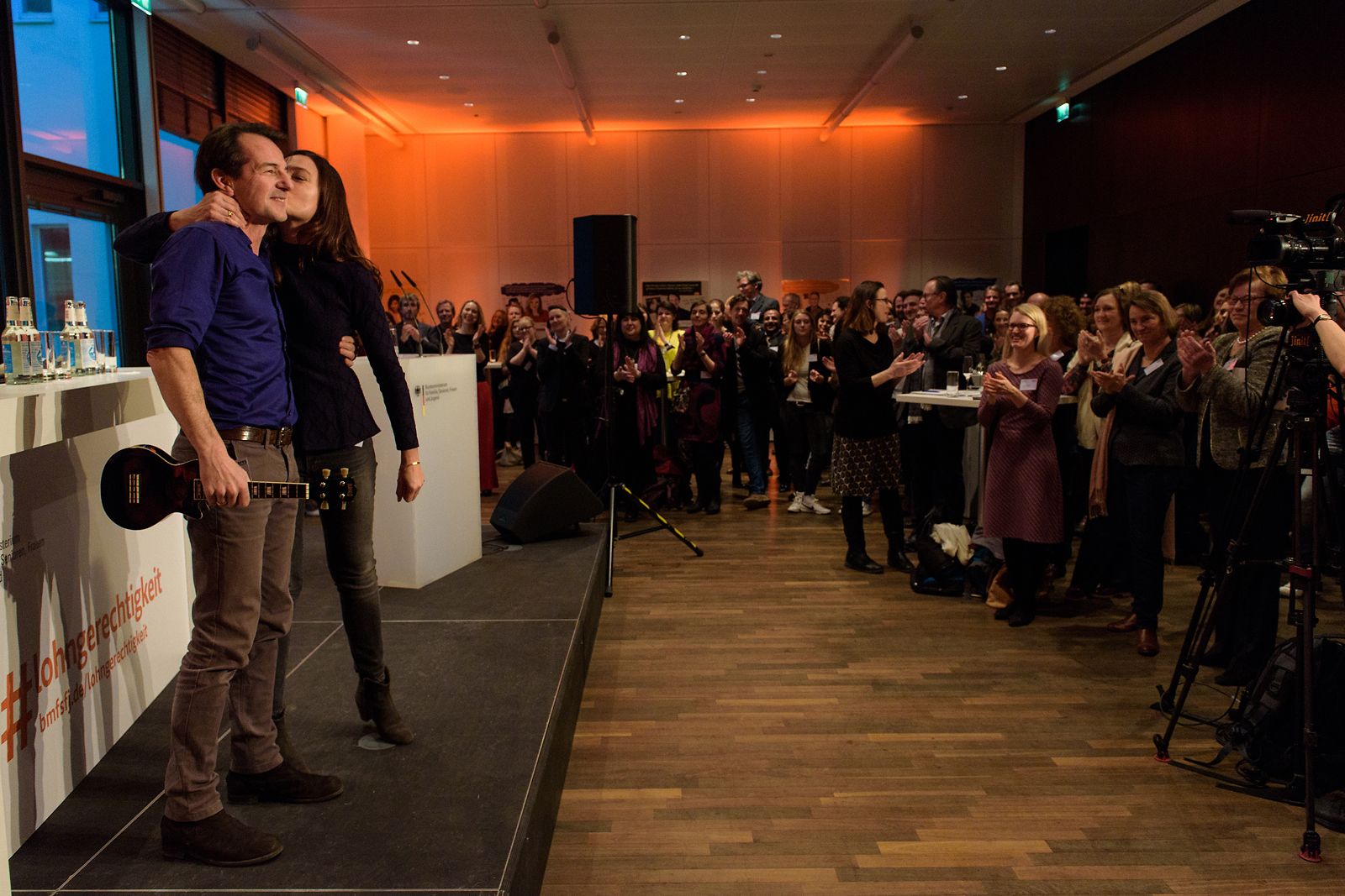 Das Schauspielerpaar Jaqueline Macaulay und Hans-Werner Meyer singen auf der Bühne mit Publikum