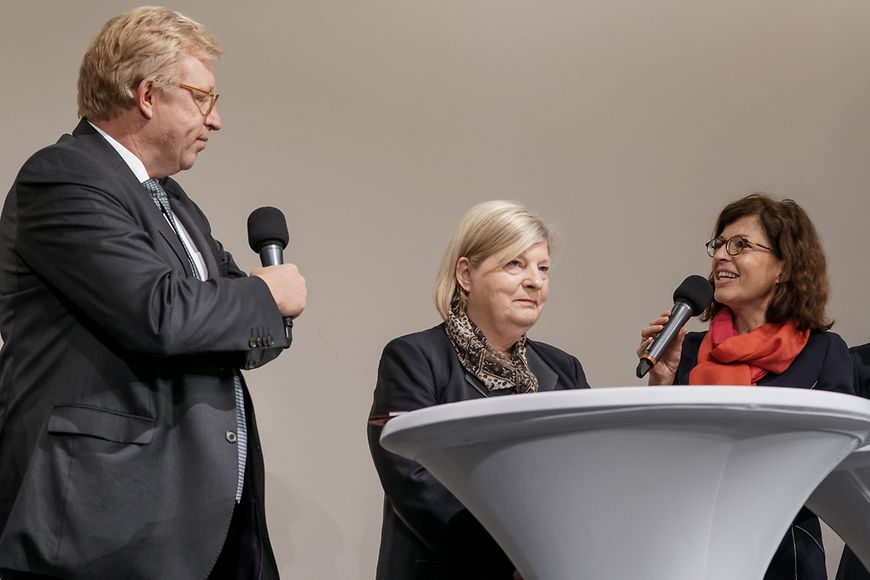 Dr. Ralf Kleindiek diskutiert dem Podium der Jubiläumsveranstaltung des Deutschen Hospiz- und PalliativVerbandes e.V.