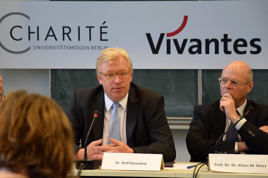 Staatssekretär Dr. Ralf Kleindiek und Prof. Dr. Dr. Klaus M. Beier bei der Pressekonferenz zum Projekt in der Berliner Charité