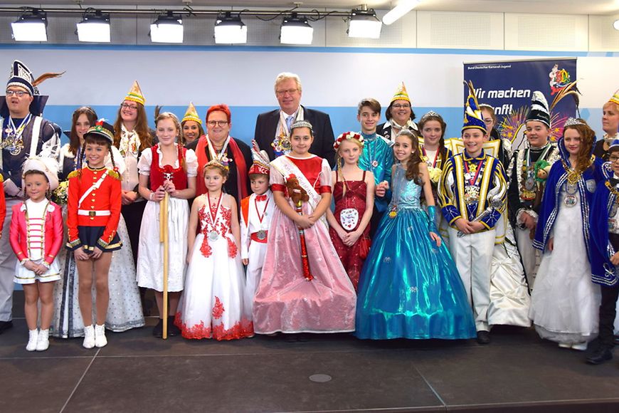 Die Gruppe der Karnevalsjugend mit Dr. Ralf Kleindiek im BMFSFJ