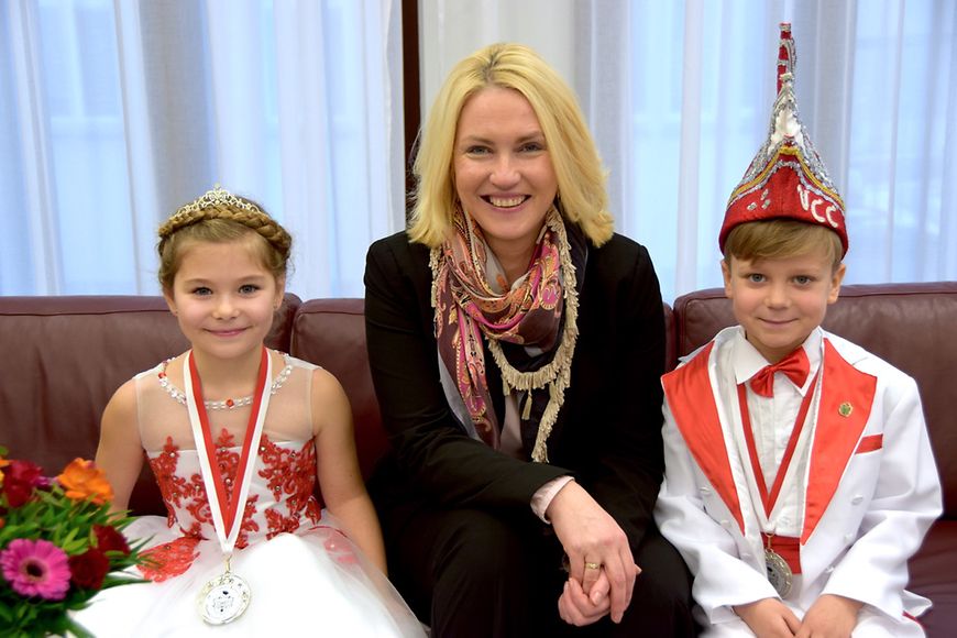 Manuela Schwesig mit dem Kinderprinzenpaar aus Mecklenburg-Vorpommern, Annabell Tippelt und Levin Scheel