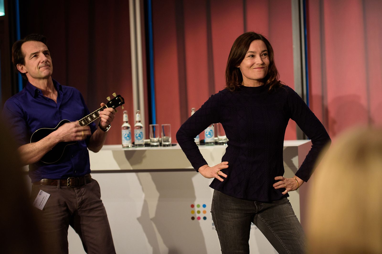 Das Schauspielerpaar Jaqueline Macaulay und Hans-Werner Meyer singen auf der Bühne