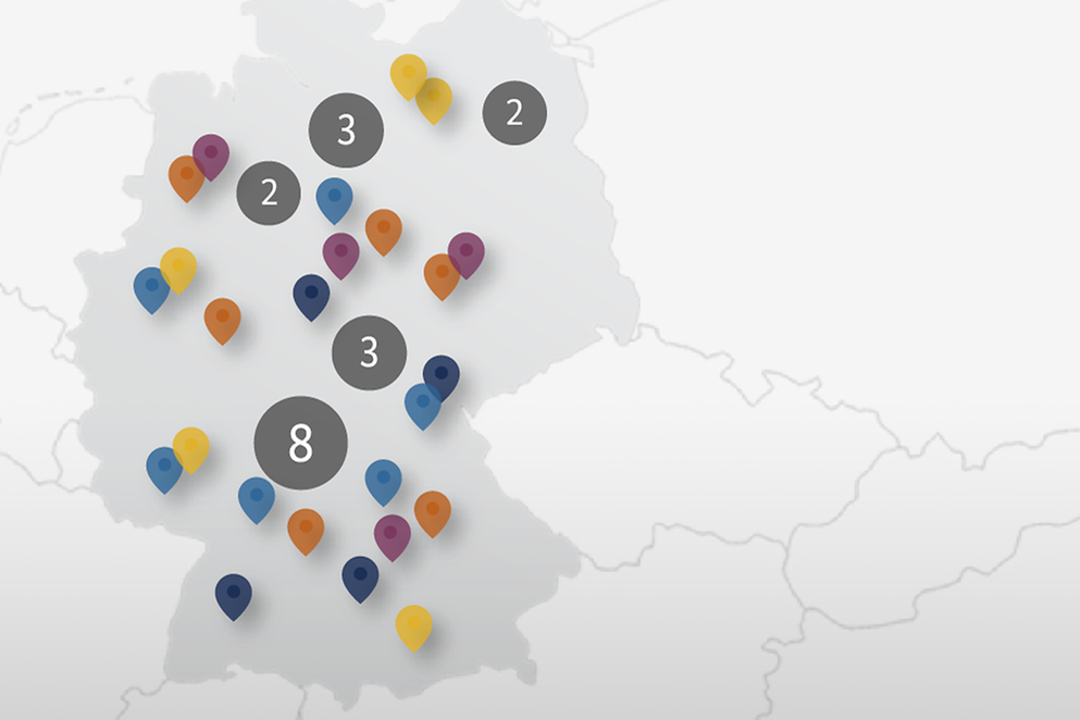 Die Grafik zeigt eine Deutschlandkarte mit markierten Standorten, die vom BMFSFJ geförderte Projekte repräsentieren