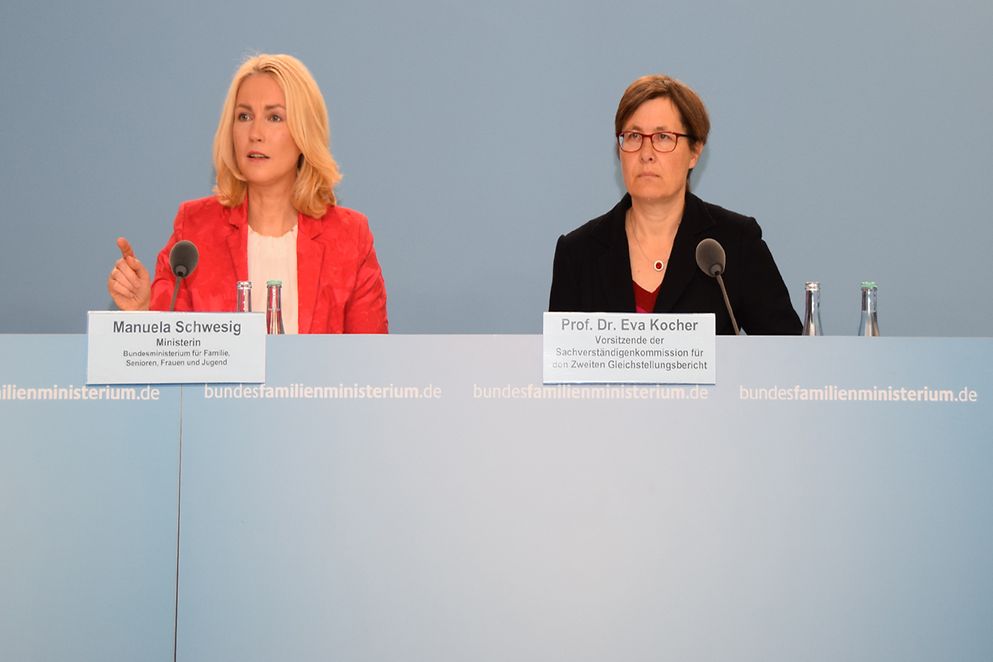 Manuela Schwesig und Prof. Eva Kocher stellen das Gutachten auf einer Pressekonferenz vor