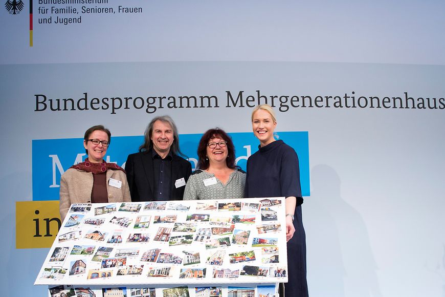 Manuela Schwesig mit Vertreterinnen und Vertretern des MGH-Bundesnetzwerks