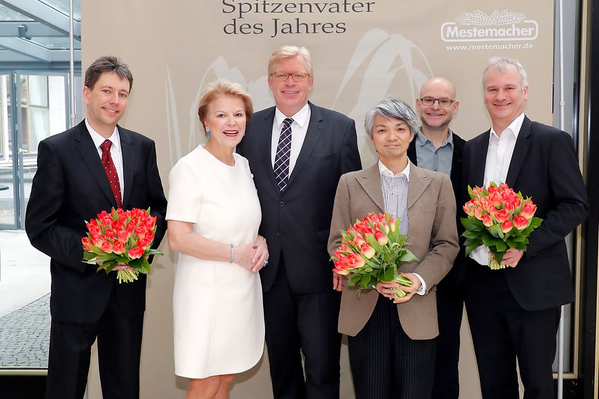 Gruppenbild mit Dr. Ralf Kleindiek bei der Verleihung "Spitzenväter des Jahres"