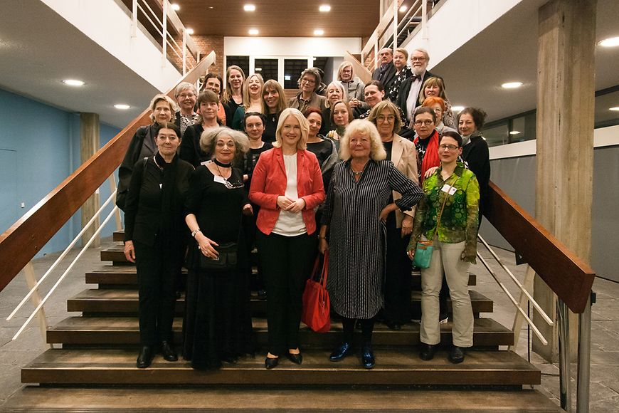 Bundeafrauenministerin Manuela Schwesig mit der Hauptpreisträgerin Beate Passow