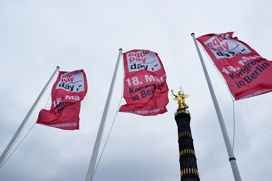 Beflaggung zum Equal Pay Day an der Berliner Siegessäule