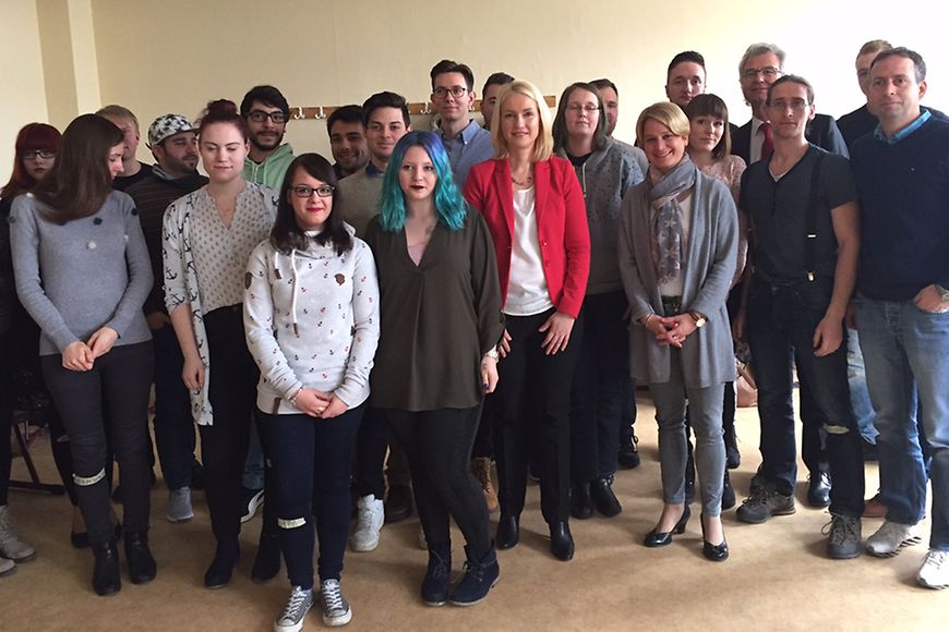 Gruppenbild mit Manuela Schwesig beim Besuch der Berufsschule