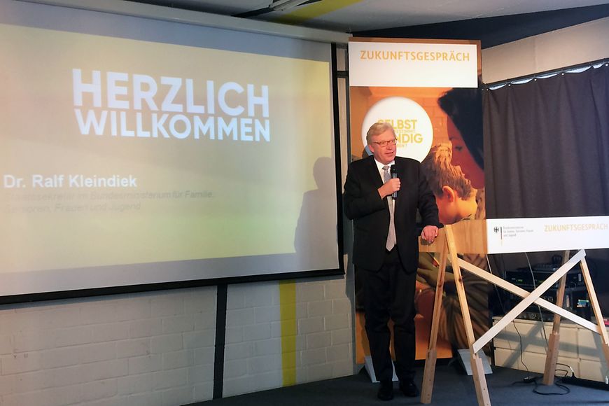 Dr. Ralf Kleindiek begrüßt die Gäste zu einem Zukunftsgespräch im Berliner betahaus