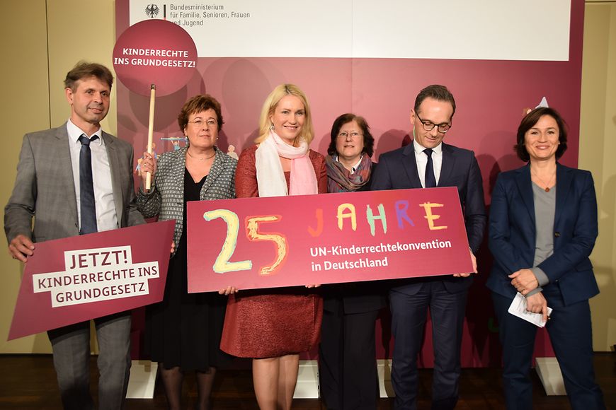 von links: Prof. Jörg Maywald, Petra Grimm-Benne, Manuela Schwesig, Prof. Beate Rudolf, Heiko Maas und Sandra Maischberger