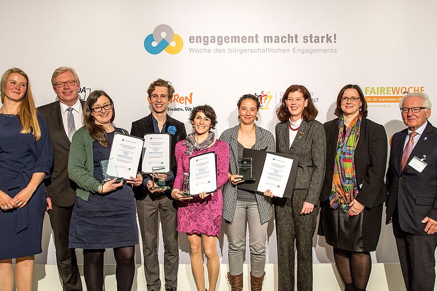 Dr. Ralf Kleindiek neben den Engagementbotschaftern und Engagementbotschafterinnen
