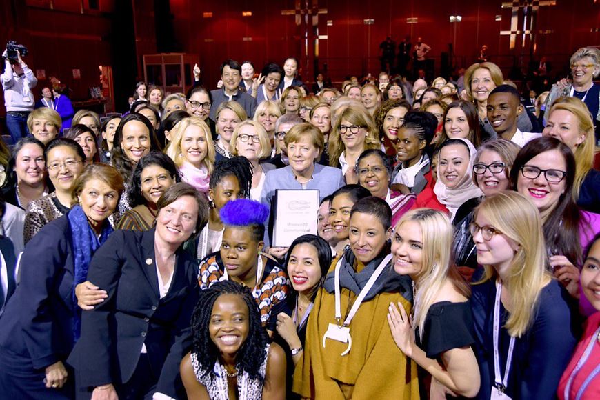 Manuela Schwesig bei der Übergabe des Communiqués des W20-Gipfels an Bundeskanzlerin Angela Merkel