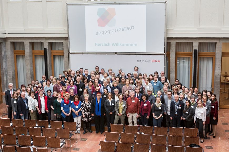 Gruppenbild: Elke Ferner mit den Akteuren des Programms "Engagierte Stadt"