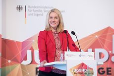 Bundesjugendministerin Manuela Schwesig steht auf dem Podium und begrüßt die Teilnehmerinnen und Teilnehmer der JugenPolitikTage