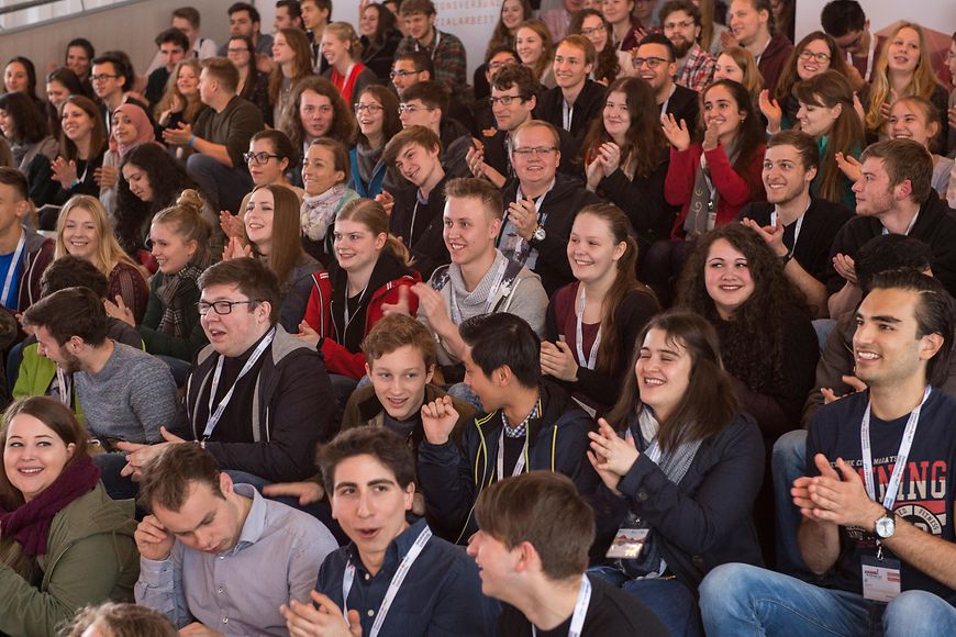 Bundesjugendministerin Manuela Schwesig spricht vor einem jungen Publikum 