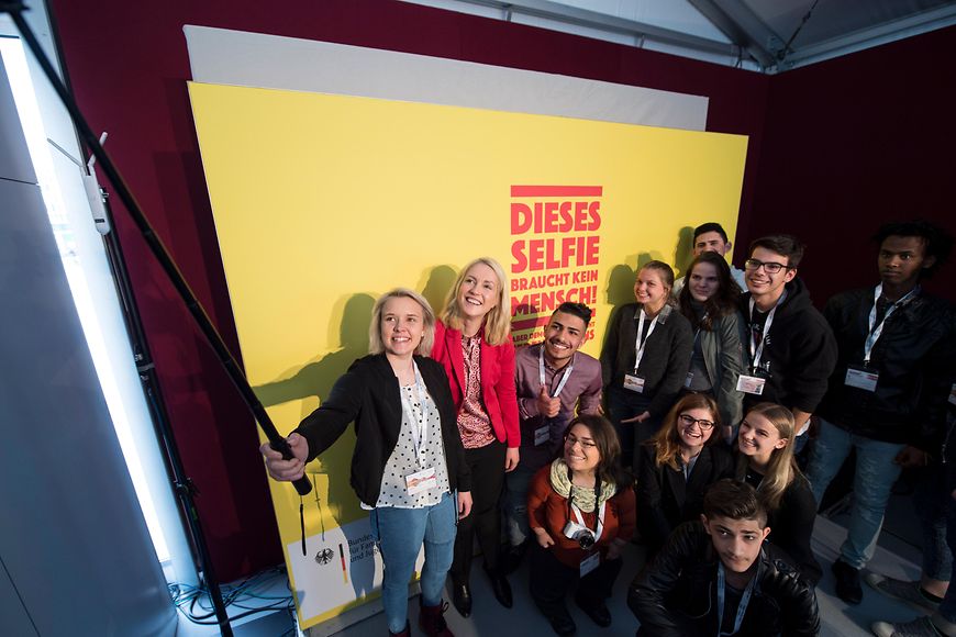 Bundesjugendministerin Manuela Schwesig schießt ein Selfie mit Jugendlichen