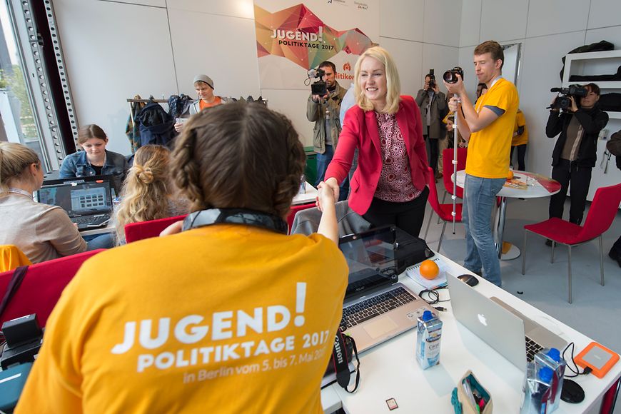 Bundesjugendministerin Manuela Schwesig begrüßt eine Teilnehmerin der JugendPolitikTage per Handschlag