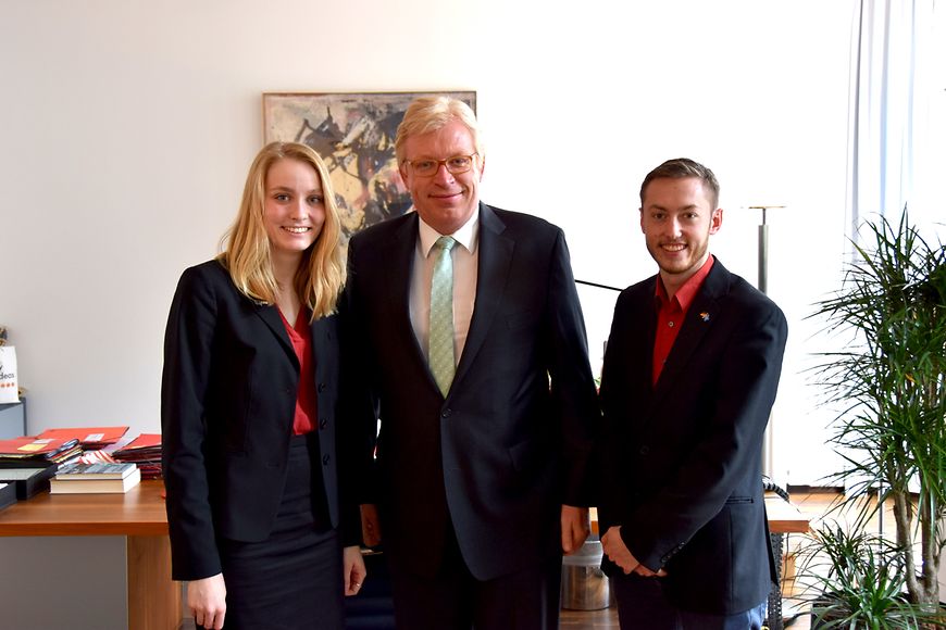 Dr. Ralf Kleindiek mit den VN-Jugenddelegierten Anaick Geißel und Mio Kuschick