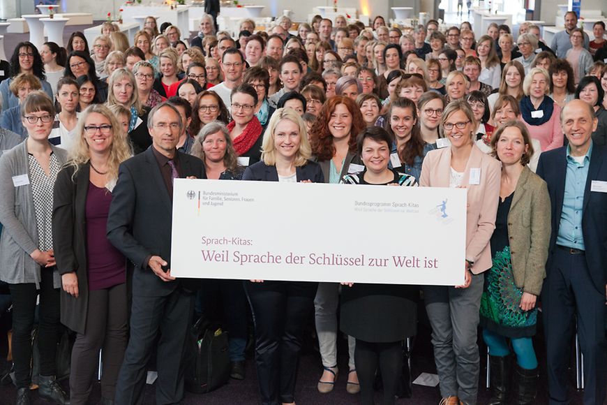 Gruppenbild: Manuela Schwesig eröffnet die Starterkonferenz für neue "Sprach-Kitas"