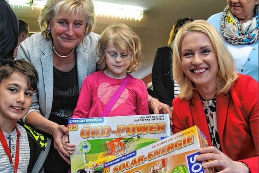 Manuela Schwesig mit Vertretern des Mehrgenerationenhaus „Stadtteiltreff Krebsförden“ bei der Überreichung der Starter-Boxen.