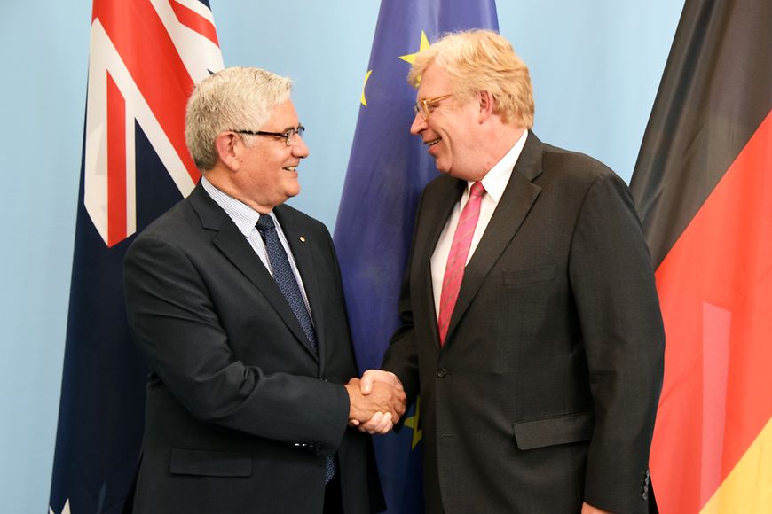 Dr. Ralf Kleindiek schüttelt dem australischen Minister für Altenpflege, Ken Wyatt, die Hand 