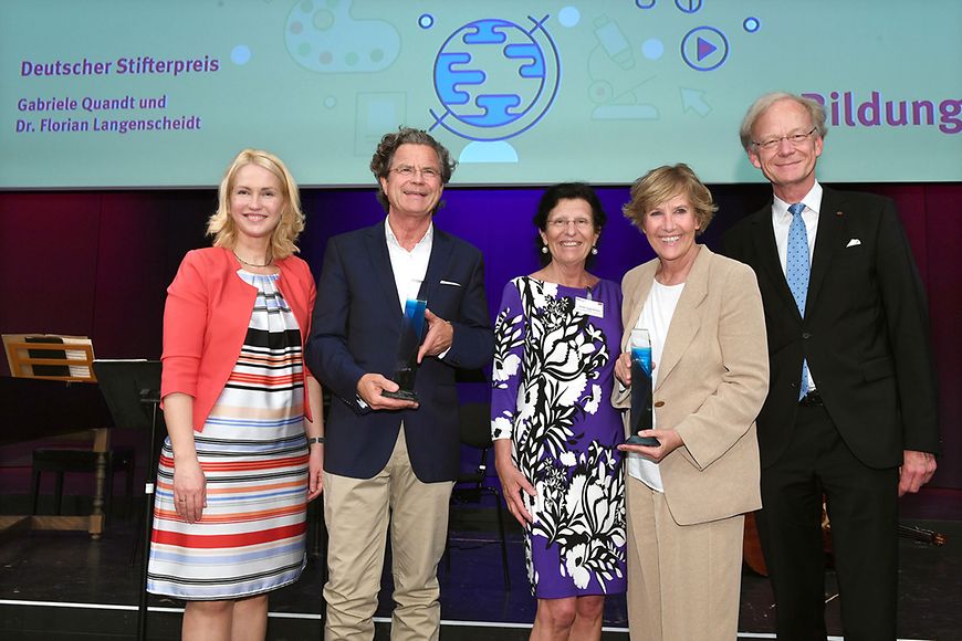 Manuela Schwesig mit den preisträgern des Deutschen Stifterpreis 2017