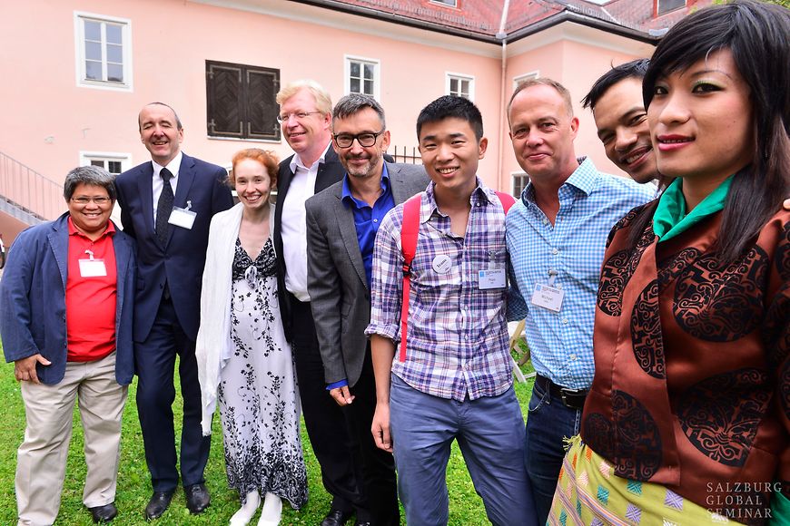 Staatssekretär Dr. Ralf Kleindiek mit Teilnehmenden des Projekts bei der Auftaktveranstaltung in Salzburg im Jahr 2015