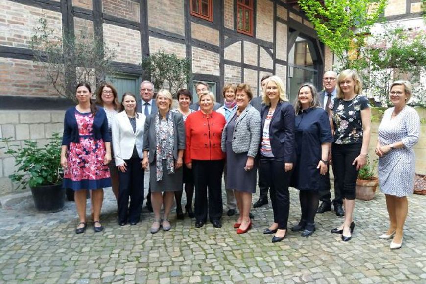 Gruppenbild von Manuela Schwesig mit den Mitgliedern der Jugend- und Familienministerkonferenz