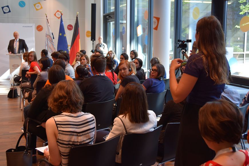 Teilnehmende des Jugendgipfels im Bundesjugendministerium, eine Teilnehmerin stellt Dr. Ralf Kleindiek eine Frage