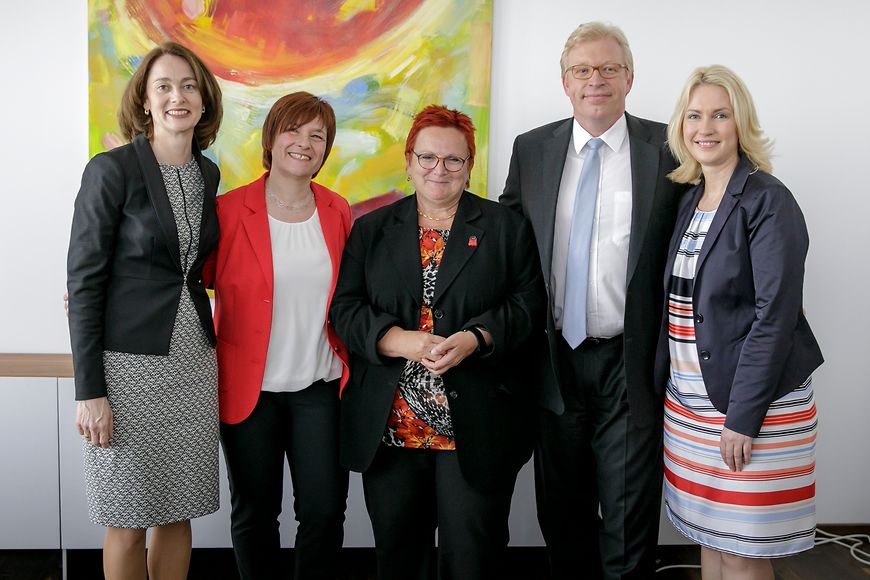 Gruppenfoto mit Dr. Katarina Barley, Caren Marks, Elke Ferner, Dr. Ralf Kleindiek und Manuela Schwesig