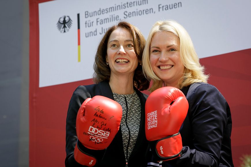 Die neue Ministerin Dr. Katarina Barley und Manuela Schwesig posieren jeweils mit einem Boxhandschuh