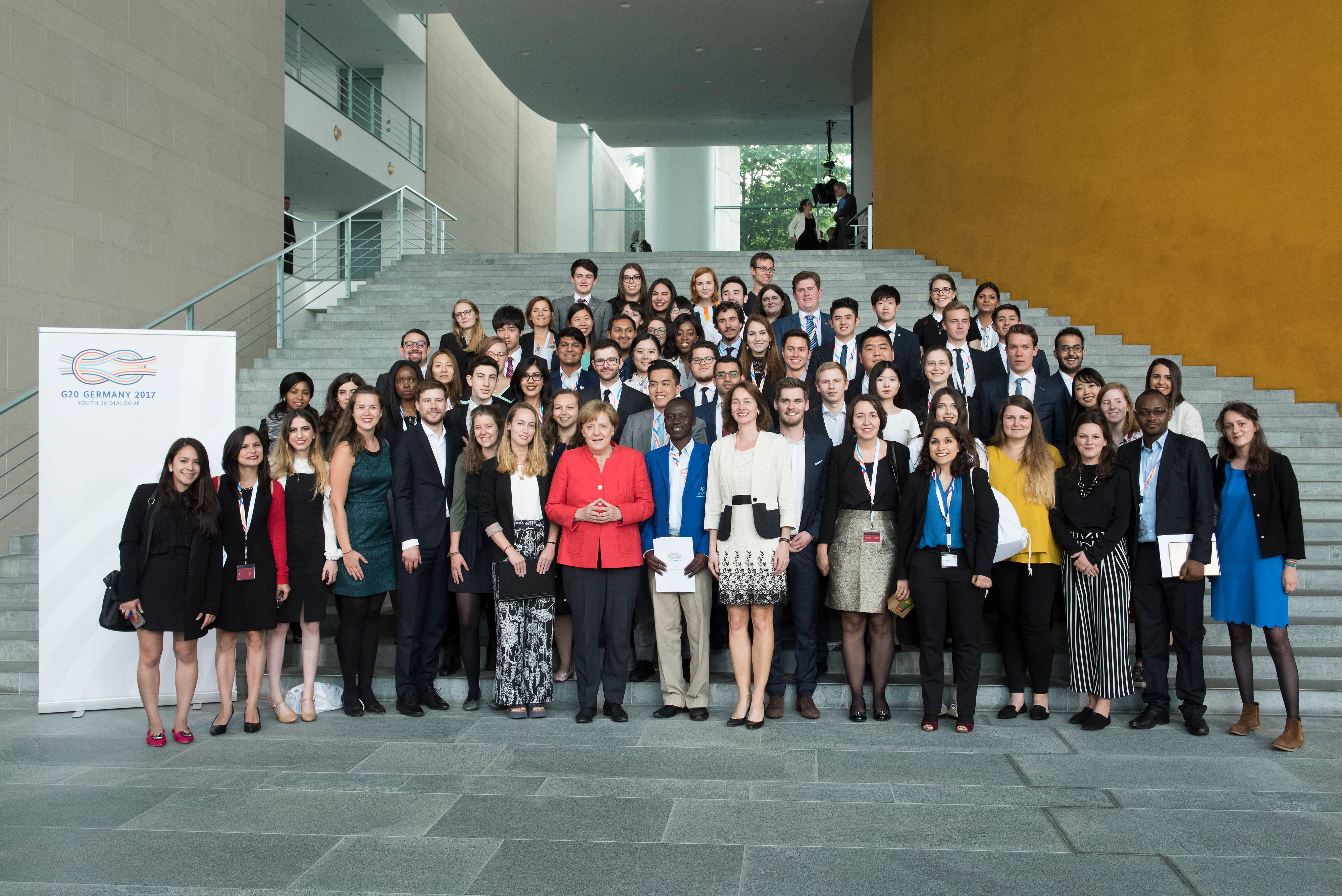 Gruppenfoto der Teilnehmende mit Angela Merkel und Katarina Barley