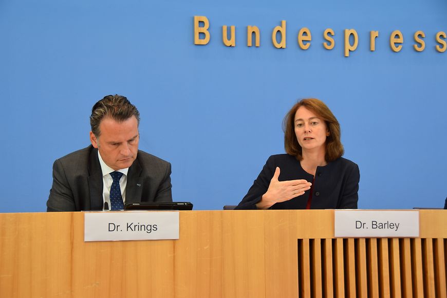 Dr. Katarina Barley spricht in der Bundespressekonferenz über den Bericht zur Extremismusprävention