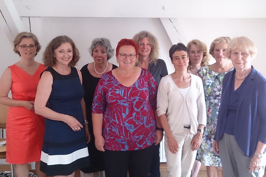 Gruppenfoto mit Elke Ferner und dem wissenschaftlichen Beirat des Digitalen Deutschen Frauenarchivs