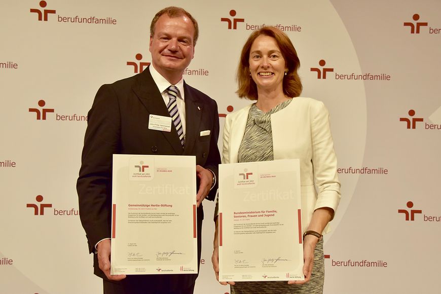 Bundesfamilienministerin Katarina Barley und John-Philip Hammersen mit den Zeritifikaten audit berufundfamilie 