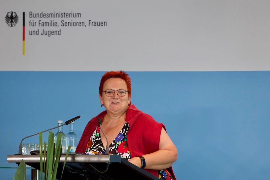 Elke Ferner spricht bei der Veranstaltung "Langlebige – Gesundheit und Teilhabe einer Bevölkerungsgruppe mit Zukunft"
