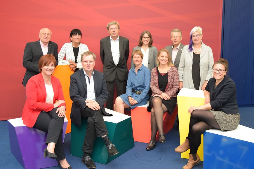 Caren Marks mit 12 Mitgliedern des Bundesjugendkuratoriums im Bundesjugendministerium in Berlin
